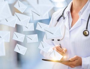 Ärztin verschickt E-Mails