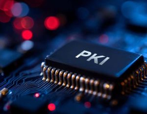 Mikrochip auf Leiterplatte mit PKI-Schriftzug