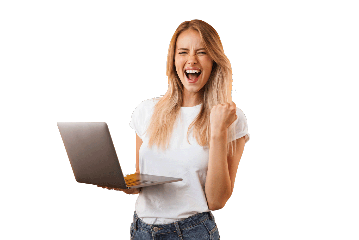 Junge Frau mit Laptop in der rechten Hand jubelt mit geballter Faust.