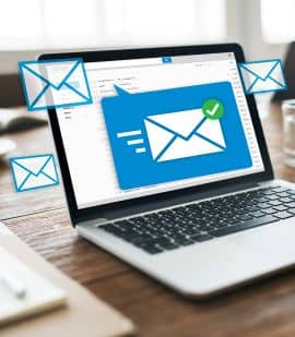 Auf dem Bild ist eine E-Mail auf einem Laptop zu sehen